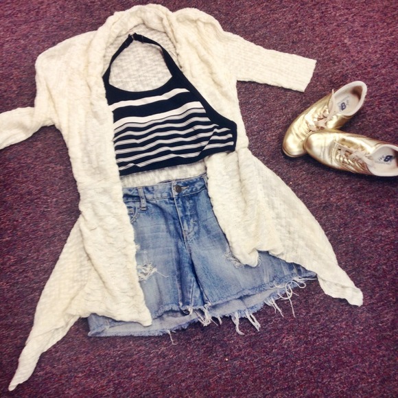 🚫SOLD🚫 90s black/white stripe halter crop top - Picture 3 of 4