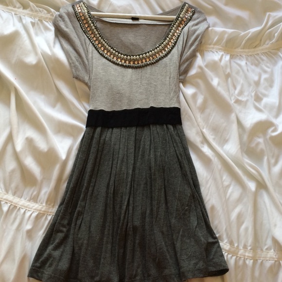 Gray top with beaded neck detail - Picture 1 of 3