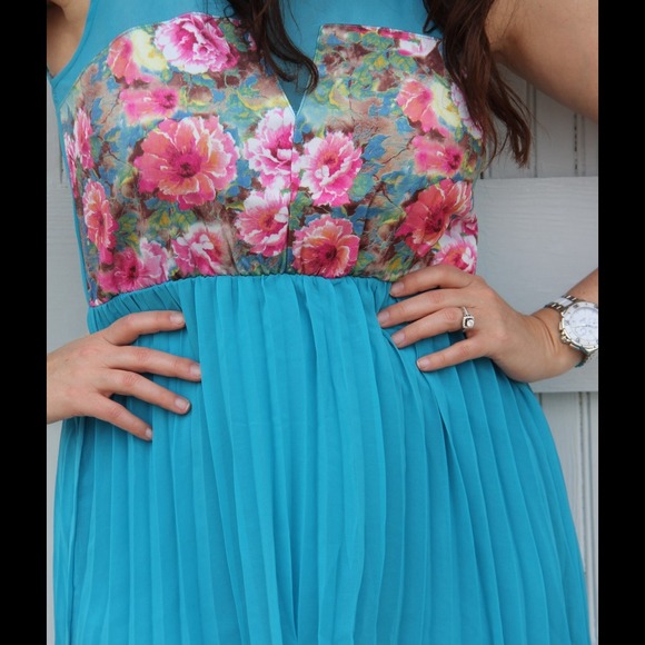 βSOLD OUT βfloral pleated hi-low dressβ¬οΈ - Picture 2 of 3