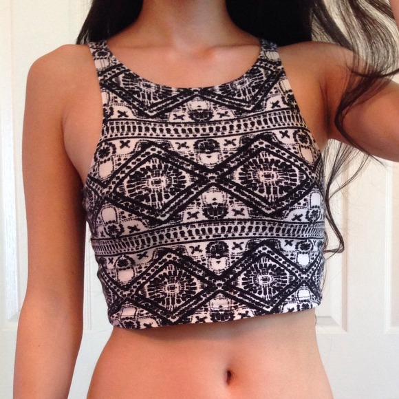 ❌SOLD❌Black and White Crop Top