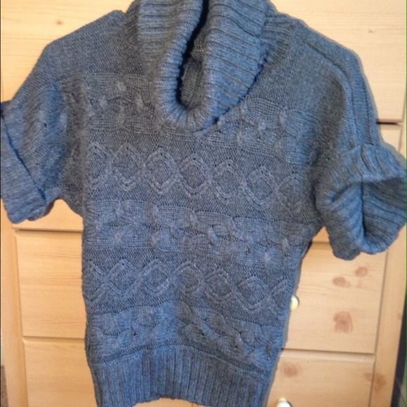 Gray cowl neck half-sleeve sweater.