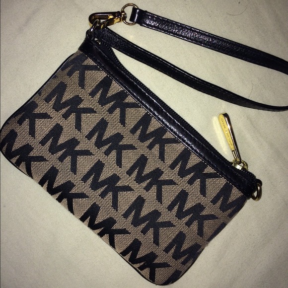 Michael Kors wristlet - Picture 1 of 3