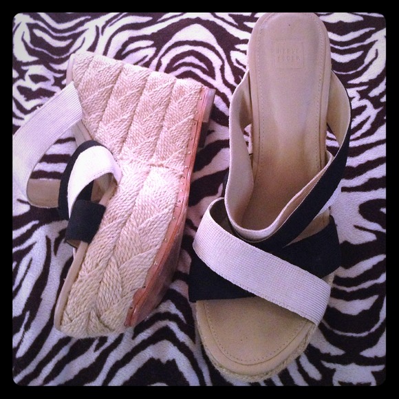 Fits a size 8, 8 1/2, 9 perfectly herve ledger