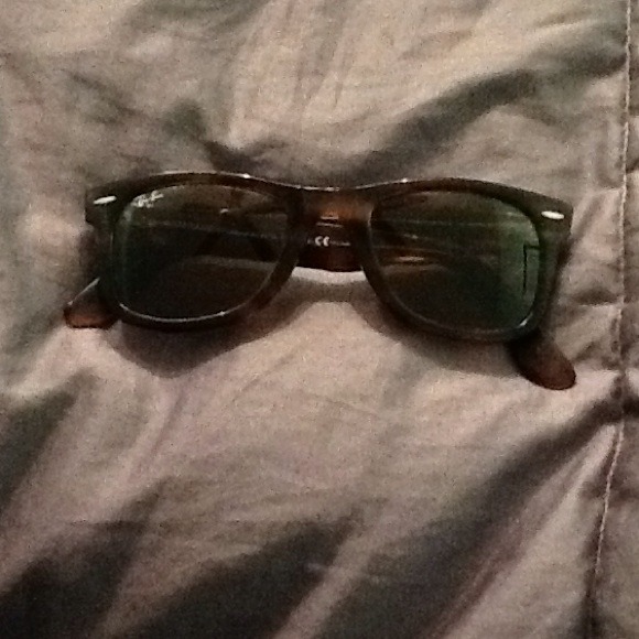 Ray-Ban Accessories - Ray - Ban wayfarer sunglasses barely worn