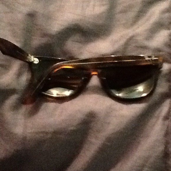 Ray - Ban wayfarer sunglasses barely worn - Picture 2 of 2