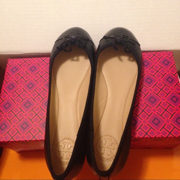 Tory Burch Chelsea Cap-Toe Flats