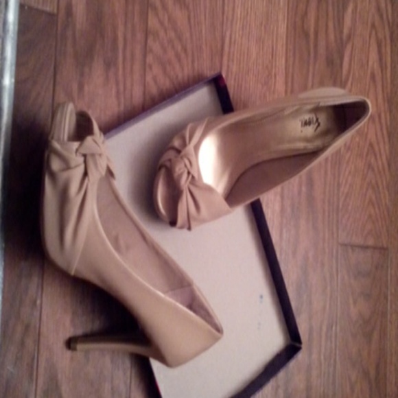 Nude heeled pumps