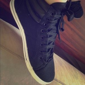 Cute black sneaker