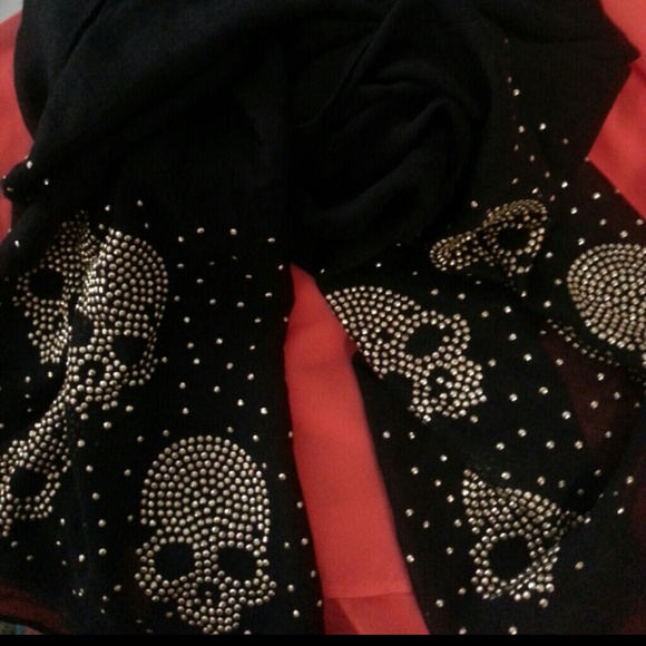 TRADE w/nessa Black Skull scarf/wrap