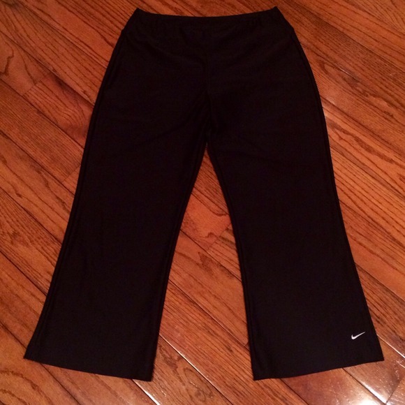 ⚡️SALE⚡️n i k e • a t h l e t i c • c a p r i - Picture 1 of 3