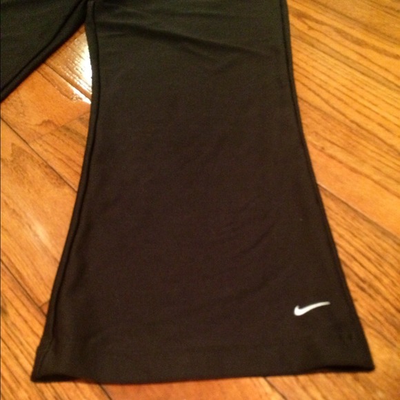 ⚡️SALE⚡️n i k e • a t h l e t i c • c a p r i - Picture 2 of 3