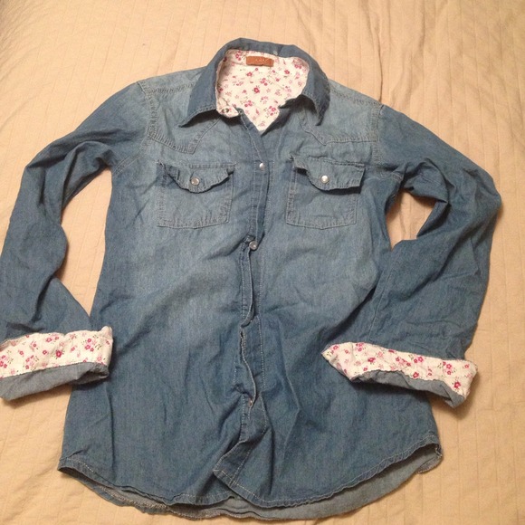 ⚡️⚡️sold⚡️⚡️Cute Chambray shirt