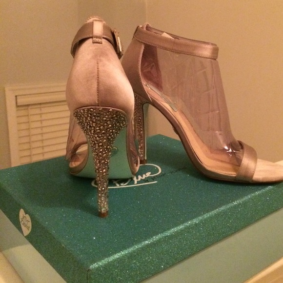 Betsey Johnson Something Blue, Silver Satin, Sz 9