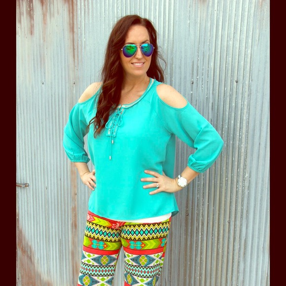 boutique Tops - FINAL DISCOUNT Super cute peekaboo shoulder tunic