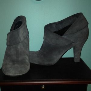 ✨Moving Sale✨ Gray ankle boots by Enzo Angiolini.