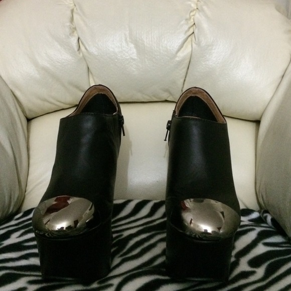 Shoes - Picture 2 of 4