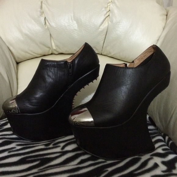 Shoes - Picture 3 of 4