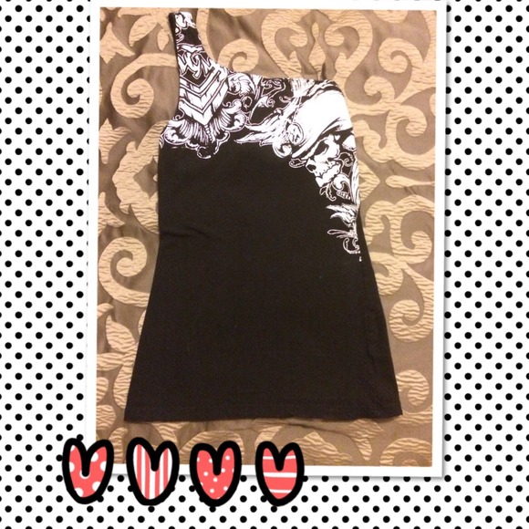🚫Sold🚫🌹One Shoulder Skull Tank🌹
