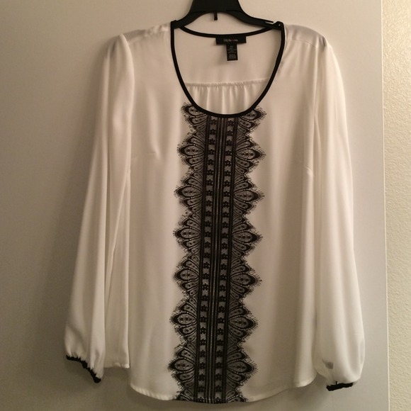 🚫SOLD🚫. Lace top