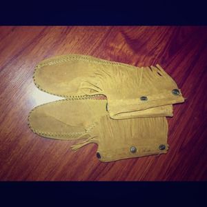 Minnetonka Moccasin Fringe Boots