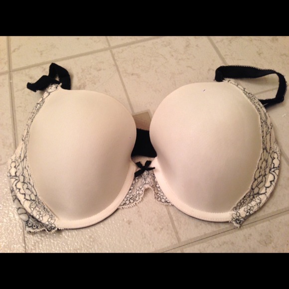 32DD Victoria's Secret lace full coverage bra