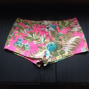 Pink tropical print shorts🌴