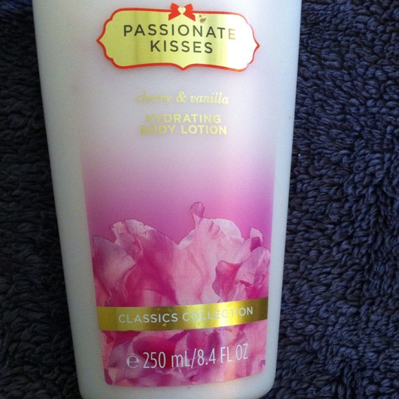 🚫SOLD🚫 Passionate kisses hydrating body lotion - Picture 2 of 4