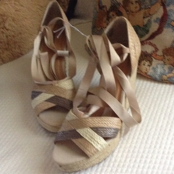 Raffia wedge