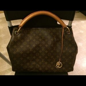 🚫SOLD🚫 Louis Vuitton Artsy MM Monogram Canvas