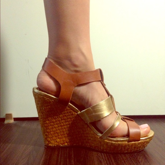 Jessica Simpson cognac and gold wedges