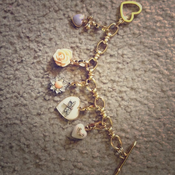 Gold Juicy Couture charm bracelet w/ 5 charms on