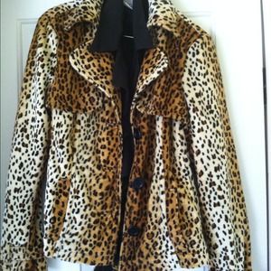 Beautiful Leopard Coat . Med.Button Down💋