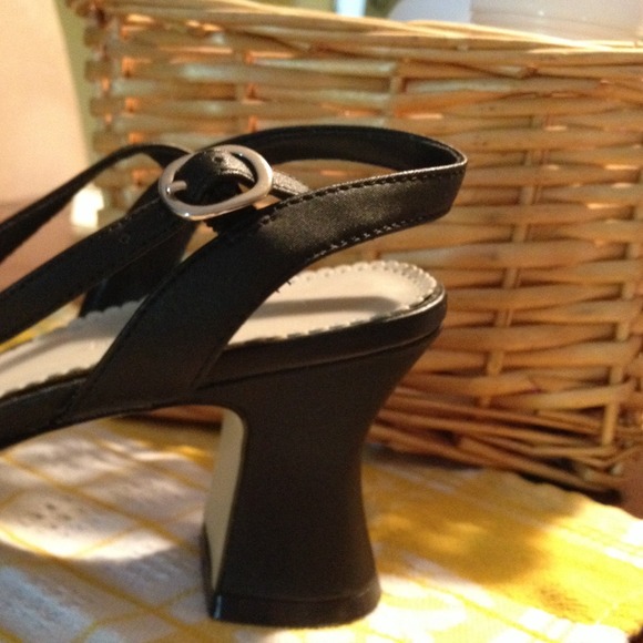 CLEARANCE! Retro rosette ankle strap black heels. - Picture 2 of 4