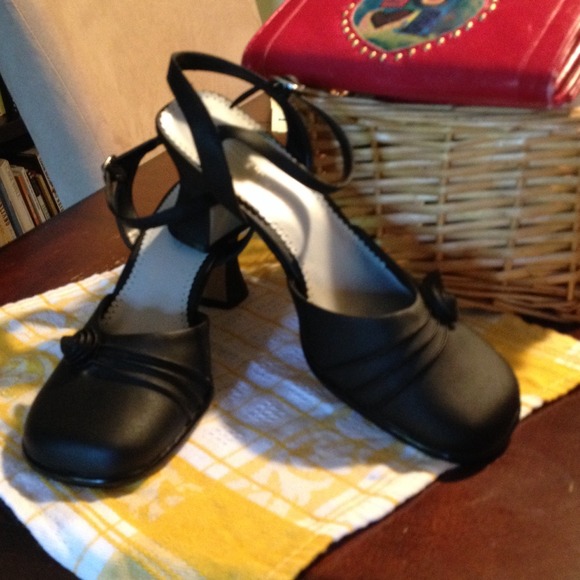 CLEARANCE! Retro rosette ankle strap black heels. - Picture 3 of 4