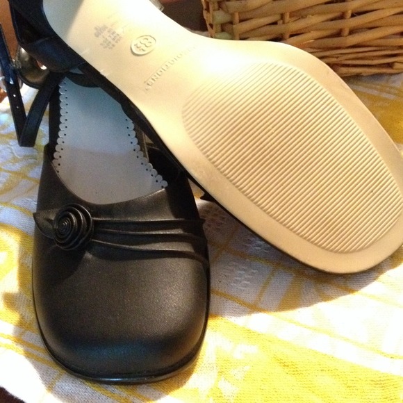 CLEARANCE! Retro rosette ankle strap black heels. - Picture 4 of 4