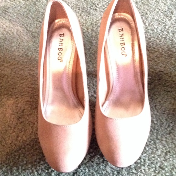 Nude pumps