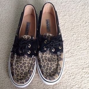 HOLD 🚫 Cheetah and black Sperry's!
