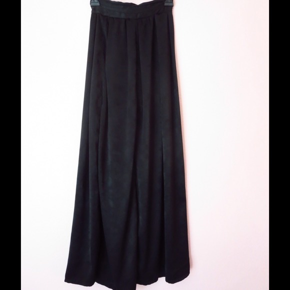 Maxi skirt with side slit
