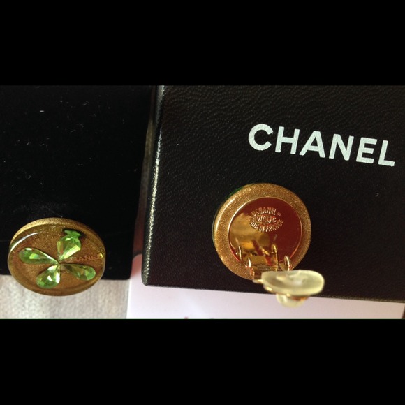 CHANEL Vintage Clip On Earrings - Picture 2 of 3