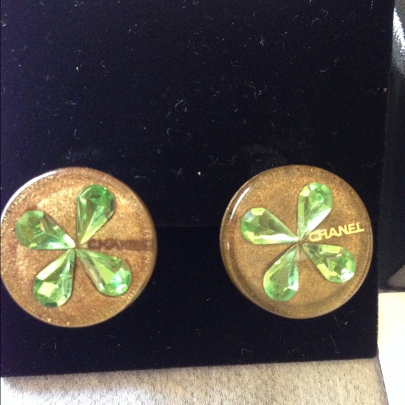 CHANEL Vintage Clip On Earrings - Picture 3 of 3