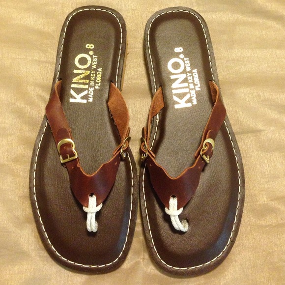 Kino brown leather flip flops