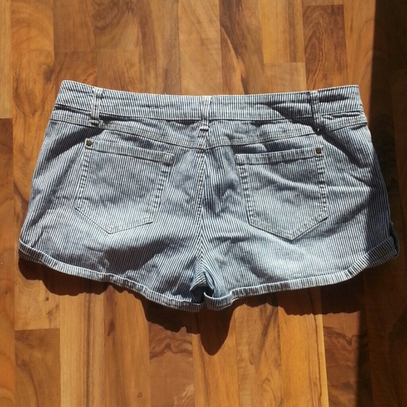**SOLD** Striped denim shorts - Picture 2 of 3