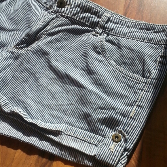 **SOLD** Striped denim shorts - Picture 3 of 3