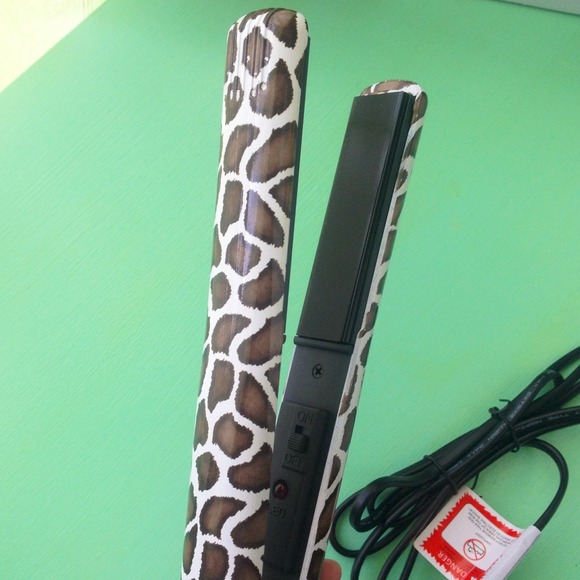 ❌SOLD❌ NEW Flat Iron - Giraffe Print - Picture 2 of 3
