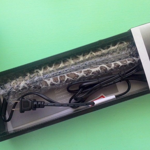 ❌SOLD❌ NEW Flat Iron - Giraffe Print - Picture 3 of 3