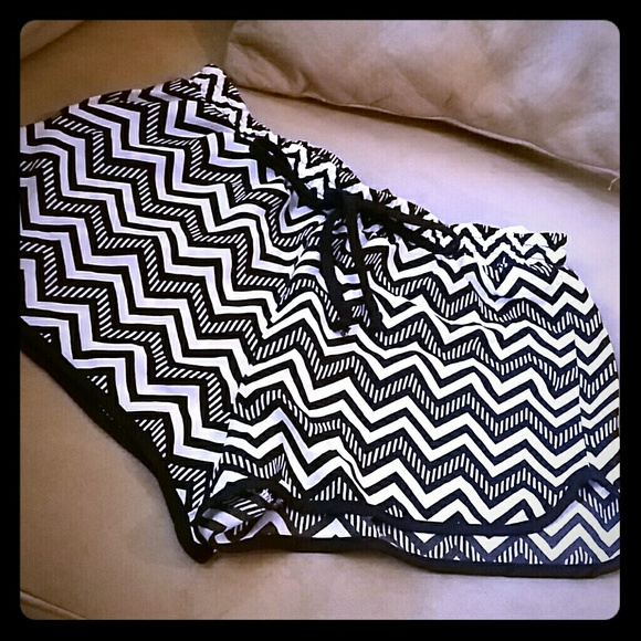 Nwt Chevron shorts