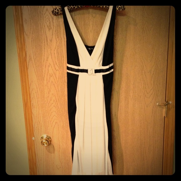 *Reduced* Black and off white V neck short dress