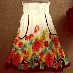 Cute strapless dress!