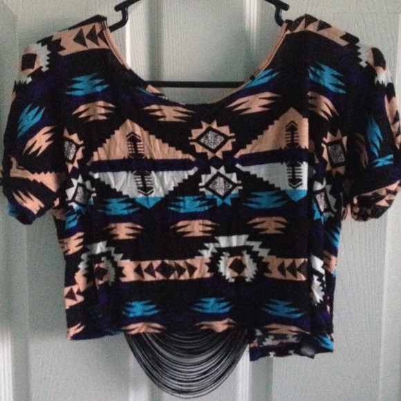 ❌SOLD❌Cropped Aztec shirt w/ detailed back