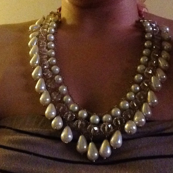 AMAZING Crystal and Pearl Statement Neclace